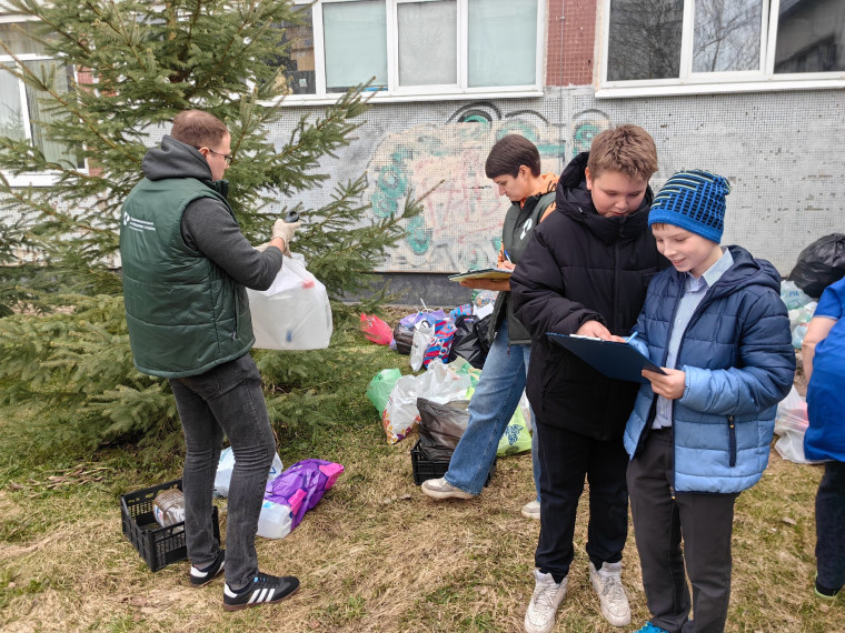 Поздравляем нашу Гимназию со ll местом в соревновании по сбору пластика по Тосненскому району.
